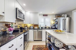 Nhà, nhiều giường (Wiscasset Woodland Haven) | Bếp riêng