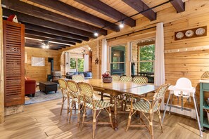 Kabin, Beberapa Tempat Tidur, dapur, pemandangan kebun (Sprucewold Cabin) | 3 kamar tidur dan didekorasi berbeda-beda
