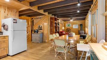 Cabin, Multiple Beds, Kitchen, Garden View (Sprucewold Cabin) | 3 bedrooms, individually decorated, individually furnished, bed sheets