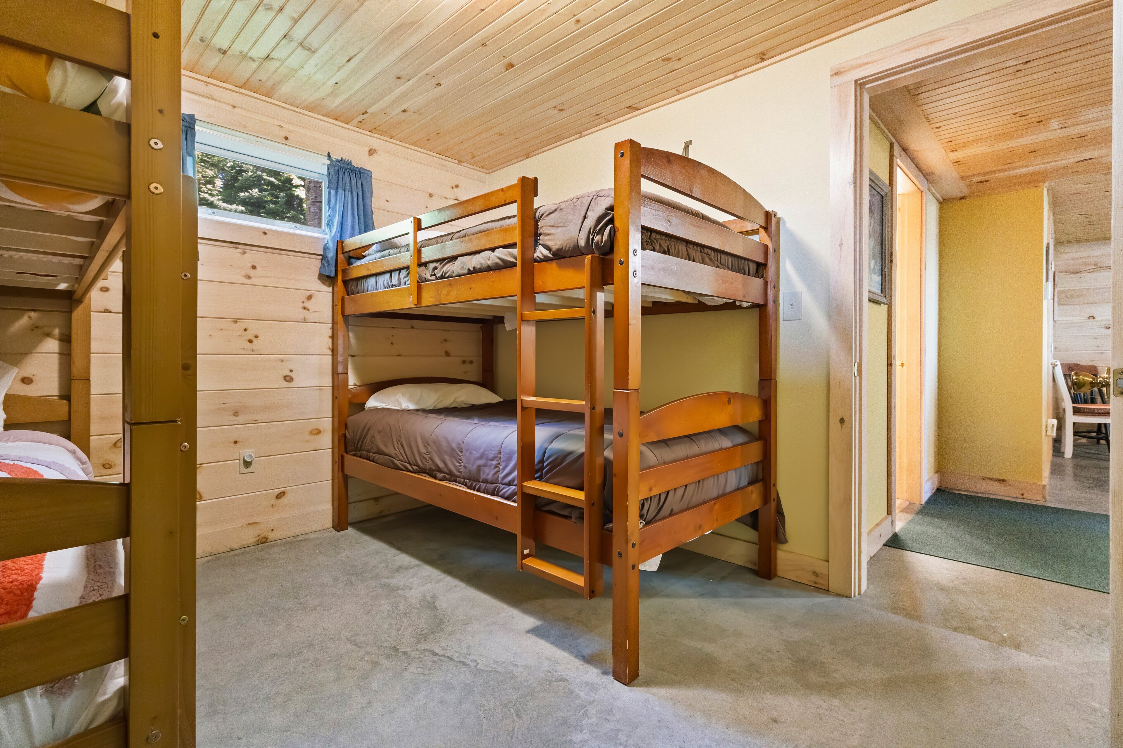 Cabin, Multiple Beds, Kitchen (Owl's Nest) | 3 bedrooms, individually decorated, individually furnished, bed sheets