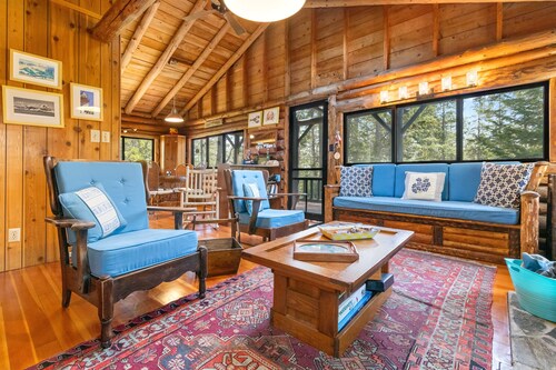 Cozy Home With Serene Views, Wood-burning Fireplace & Wifi