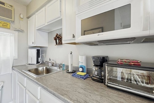 Charming Condo w/ Lake Access, Dock, Wifi & Mountain Views
