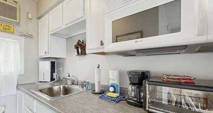 Charming Condo w/ Lake Access, Dock, Wifi & Mountain Views