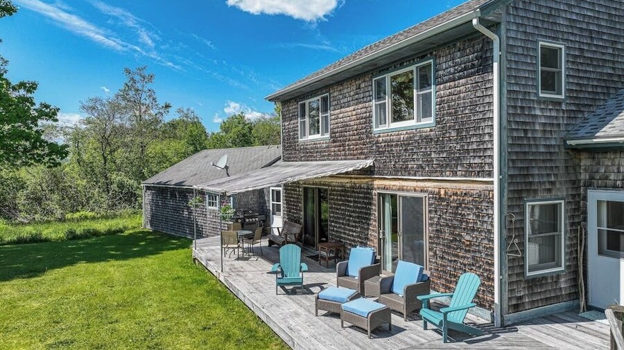 Waterfront Stay With Scenic Deck, Grill, Smart Tvs, Shore Access - Dog-friendly