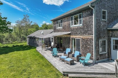 Waterfront Stay With Scenic Deck, Grill, Smart Tvs, Shore Access - Dog-friendly