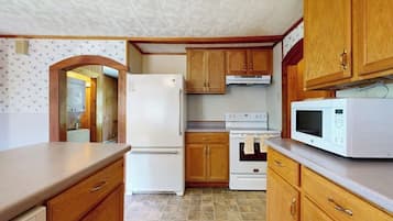 House, Multiple Beds, Fireplace, Garden View (Bayview Retreat) | Private kitchen