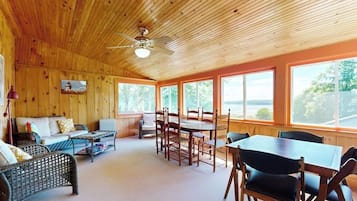 House, Multiple Beds, Fireplace, Garden View (Bayview Retreat) | Living area