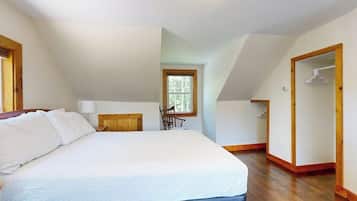 House, Multiple Beds, Fireplace, Garden View (Bayview Retreat) | 3 bedrooms, individually decorated, individually furnished, bed sheets