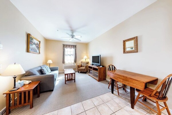 Lovely Downtown Northeast Harbor Suite Near The Water And Near Acadia - Southwest Harbor, ME