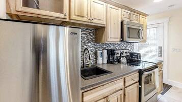 House, Multiple Beds (The View at Sheepscot River) | Private kitchen