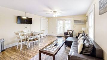 House, 1 Queen Bed with Sofa bed, Kitchen (The View IV at Sheepscot River) | Living area