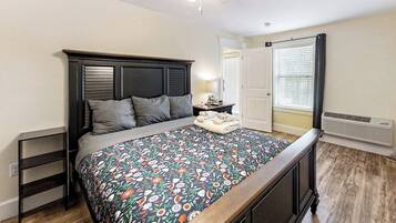 House, 1 Queen Bed with Sofa bed, Kitchen (The View IV at Sheepscot River) | 1 bedroom, individually decorated, individually furnished, bed sheets