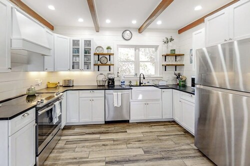 Coastal Home With New, Full Kitchen, Walkable Downtown Location
