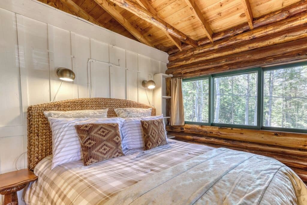 Cabin, Multiple Beds (Sasanoa Retreat at Sprucewold) | 3 bedrooms, individually decorated, individually furnished, bed sheets
