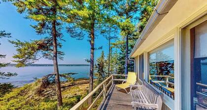 Beachfront Delight With Detached Guesthouse, Private Beach Access, Dog-friendly