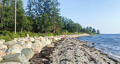 Charming Love Shack With Stunning Seaside Views and all the Comforts of Home