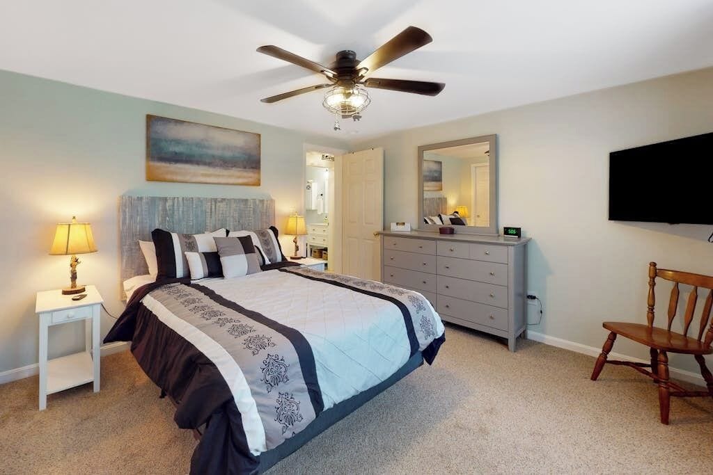2 bedrooms, individually decorated, individually furnished, bed sheets