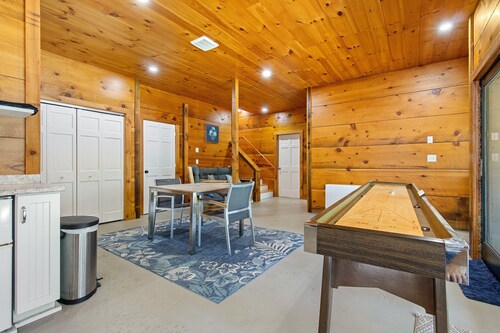 Cozy Lakefront Cottage With Stunning Views, Deck, BBQ Grill, and Outdoor Firepit