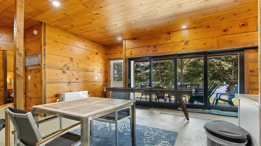 Cozy Lakefront Cottage With Stunning Views, Deck, BBQ Grill, and Outdoor Firepit