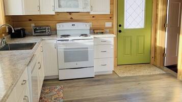 Cabin, Multiple Beds, Patio (Hunt Acres Grey Cottage) | Private kitchen