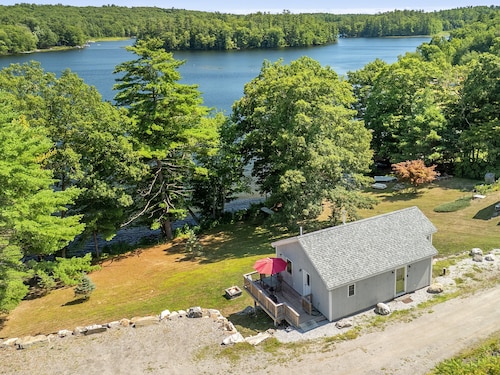 Cozy Lakefront Cottage With Stunning Views, Deck, BBQ Grill, and Outdoor Firepit