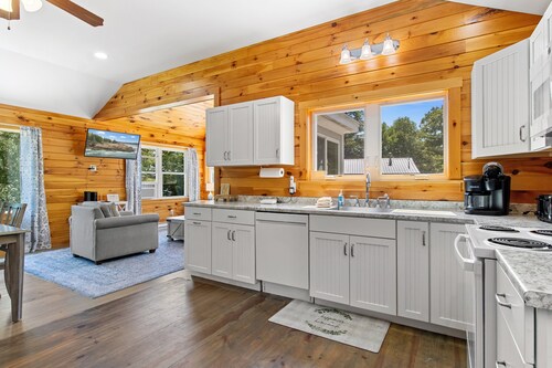 Cozy Lakefront Cottage With Stunning Views, Deck, BBQ Grill, and Outdoor Firepit