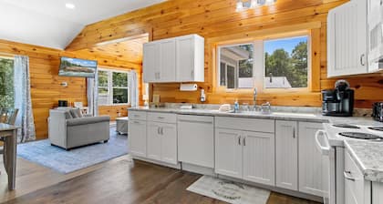 Cozy Lakefront Cottage With Stunning Views, Deck, BBQ Grill, and Outdoor Firepit