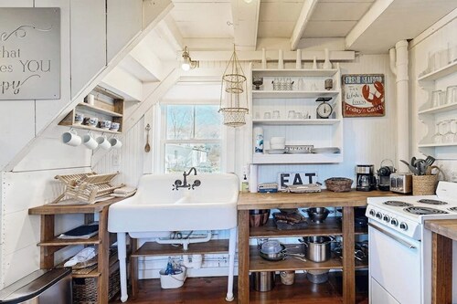 Iconic Downtown Retreat With Firepit & Fireplace- Walk to Harbor Footbridge