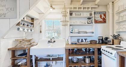 Iconic Downtown Retreat With Firepit & Fireplace- Walk to Harbor Footbridge