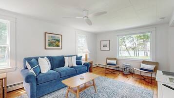 House, Multiple Beds, Patio, Garden View (Riverwatch) | Living area