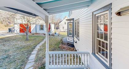 Cozy Apartment Near The River: Walk to Town & Local Attractions