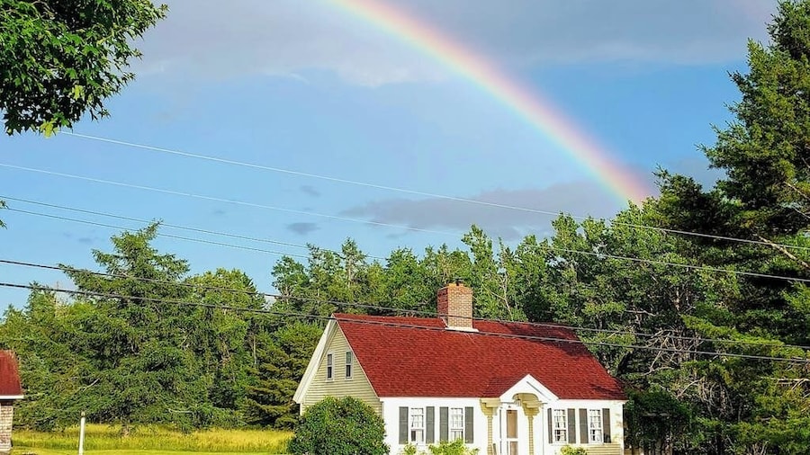 Charming Seaside Cottage With a Gas Fireplace, Spacious Patio, and Nearby Hiking