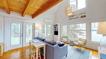 Cabin, 1 Queen Bed, Kitchen (Periwinkle Cottage) | Living area