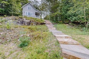 Ein Haus mit einer Steintreppe, die zu einer Veranda führt.