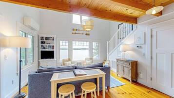 Cabin, 1 Queen Bed, Kitchen (Periwinkle Cottage) | Living area