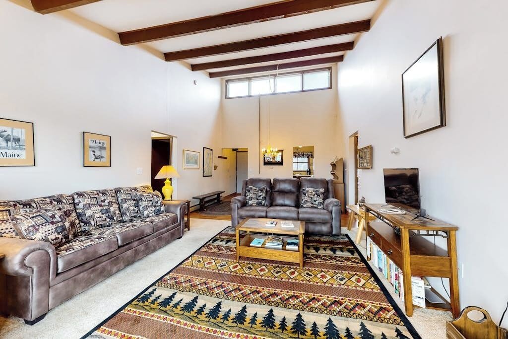 House, Multiple Beds, Patio (Lakeview Condo) | Living area