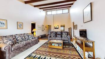 House, Multiple Beds (Lakeview Condo) | Living area