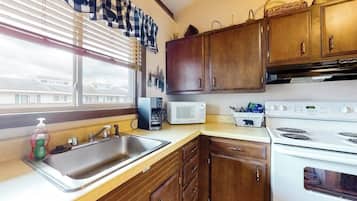 House, Multiple Beds (Lakeview Condo) | Private kitchen