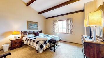 House, Multiple Beds (Lakeview Condo) | 4 bedrooms, individually decorated, individually furnished, bed sheets