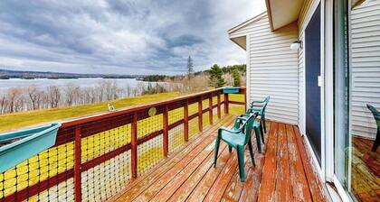 Fun-filled Lakehouse W/private Balcony, Free Wifi, Private W/D - Steps to Beach