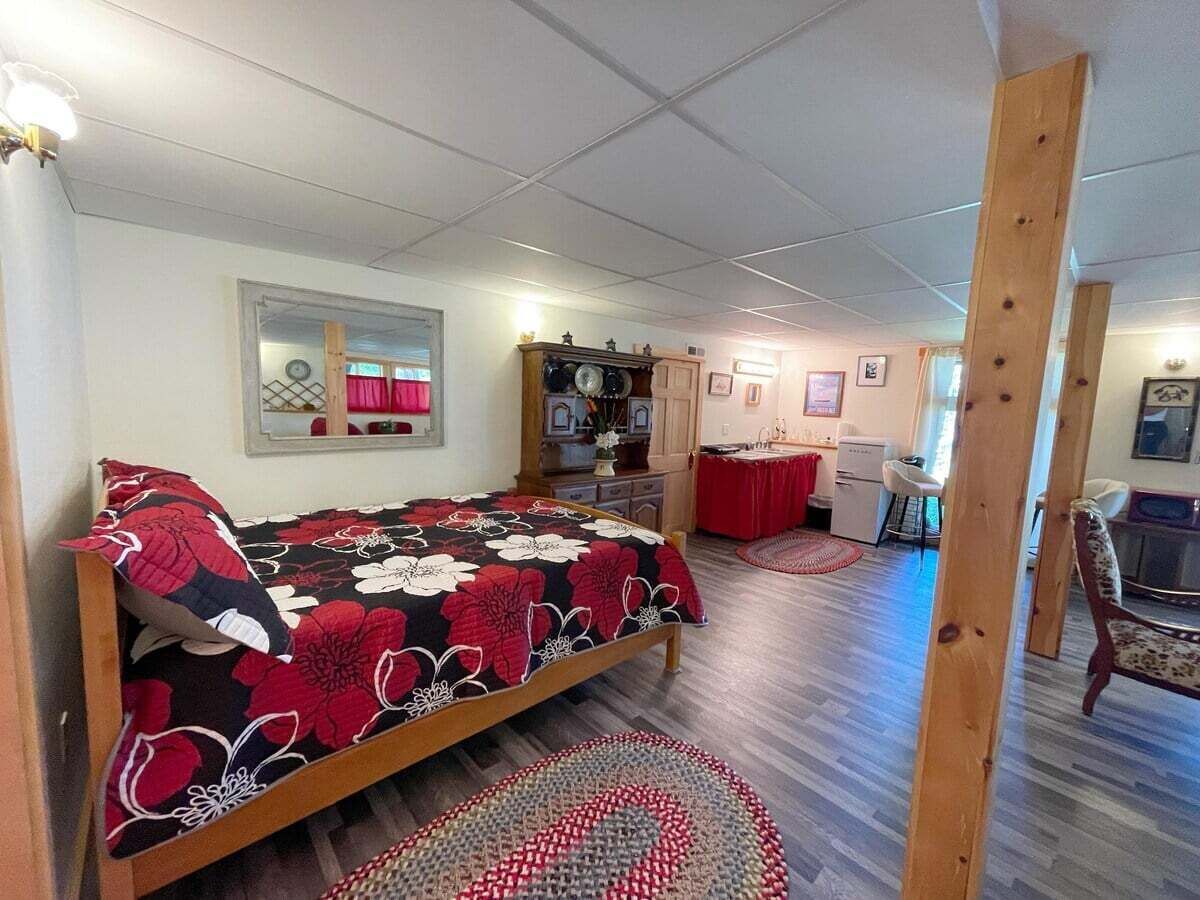 Un dormitorio con cama, cómoda, escritorio y silla.