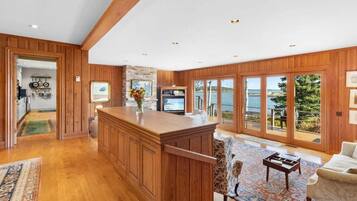 House, Multiple Beds (Chimerique on the Water) | Interior