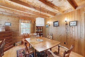 Cabin, Multiple Beds, Kitchen (Charloon Cabin) | 3 bedrooms, individually decorated, individually furnished, bed sheets