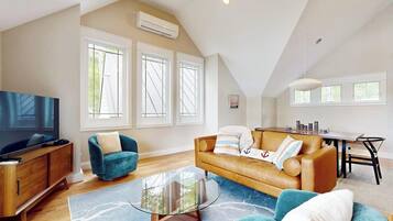 House, Multiple Beds, Garden View (Edgecomb Riverhouse) | Living area