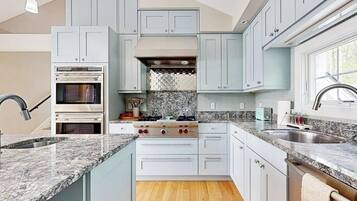 House, Multiple Beds, Garden View (Edgecomb Riverhouse) | Private kitchen