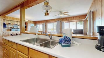 Cabaña, varias camas, cocina (Lakeshore Lovely) | Cocina privada