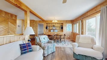 Cabaña, varias camas, cocina (Lakeshore Lovely) | Área de sala de estar