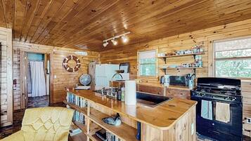 Cabin, 1 Queen Bed with Sofa bed, Kitchen (Heron's Nest) | Private kitchen