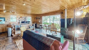 L’intérieur d’un chalet en bois comprend une cuisine, un coin repas et un espace salon confortable.