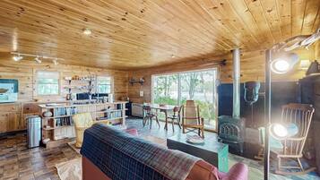 Cabaña, 1 cama Queen size y sofá cama, cocina (Heron's Nest) | Área de sala de estar